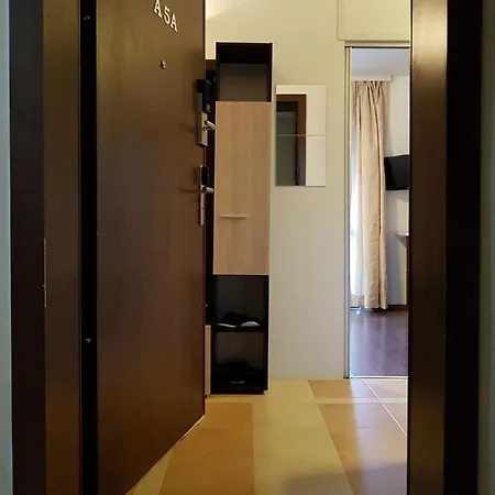 شقة 2-rooms Near The Center Of *